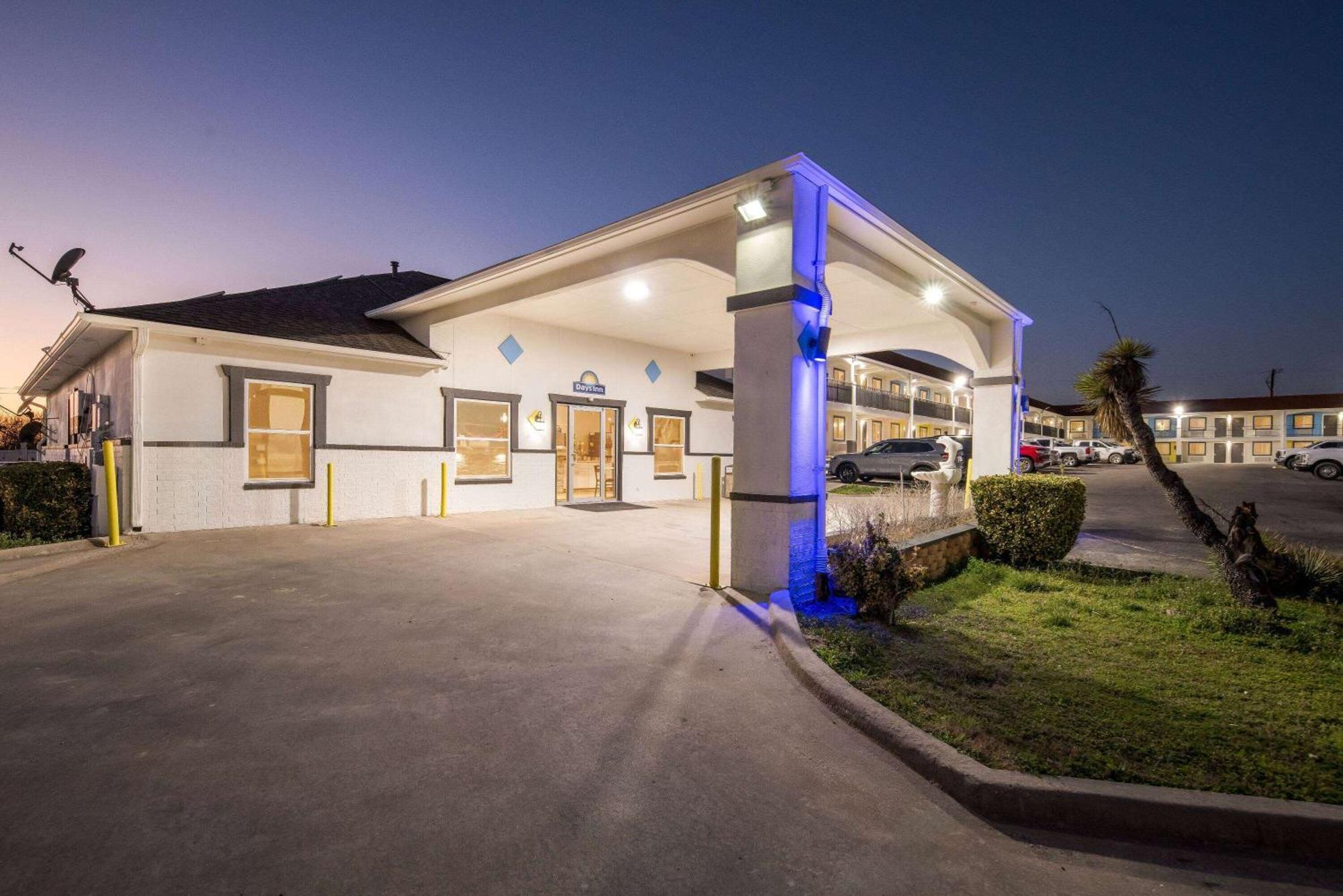Days Inn By Wyndham Gainesville Exteriér fotografie